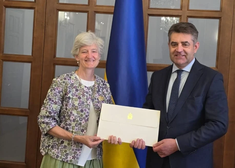Тамара Мовгінні передає копії вірчих грамот Євгену Перебийносу в МЗС України