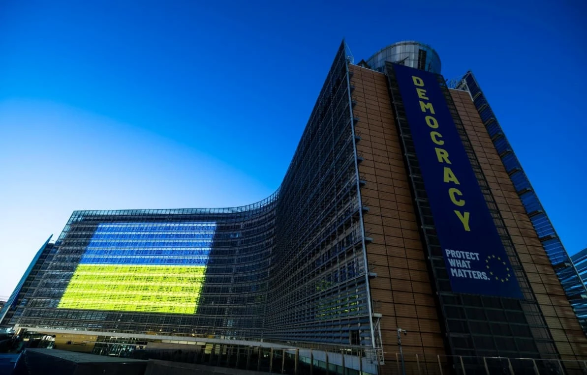 Парламенти Британії та Молдови назвали синьо-жовте підсвічування знаком підтримки України