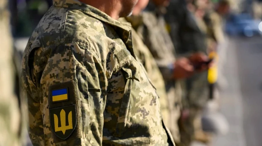 Роман Костенко на тлі будівлі Верховної Ради під час засідання комітету з питань національної безпеки, оборони та розвідки