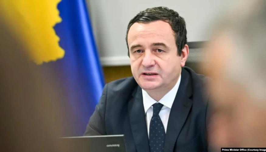 Альбін Курті у залі парламенту Косова під час інциденту з яйцями