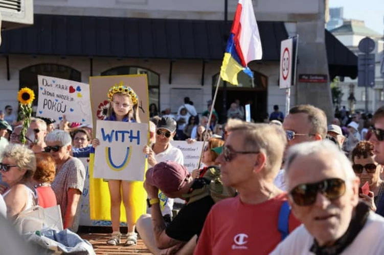 Учасники демонстрації «Не будь байдужим» у Польщі проти нападів на українців (фото RMF24)