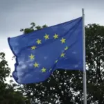 Прапор ЄС поряд із замороженими російськими суверенними активами