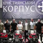 Валерій Дубіль та команда Благодійного фонду молодіжної ініціативи «Надія» під час передачі допомоги військовим на передовій