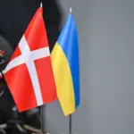 Данський прапор поряд із символікою протиповітряної оборони