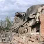 Частково зруйнований двоповерховий багатоквартирний житловий будинок у Леб'яжому Чугуївського району після удару 26 вересня
