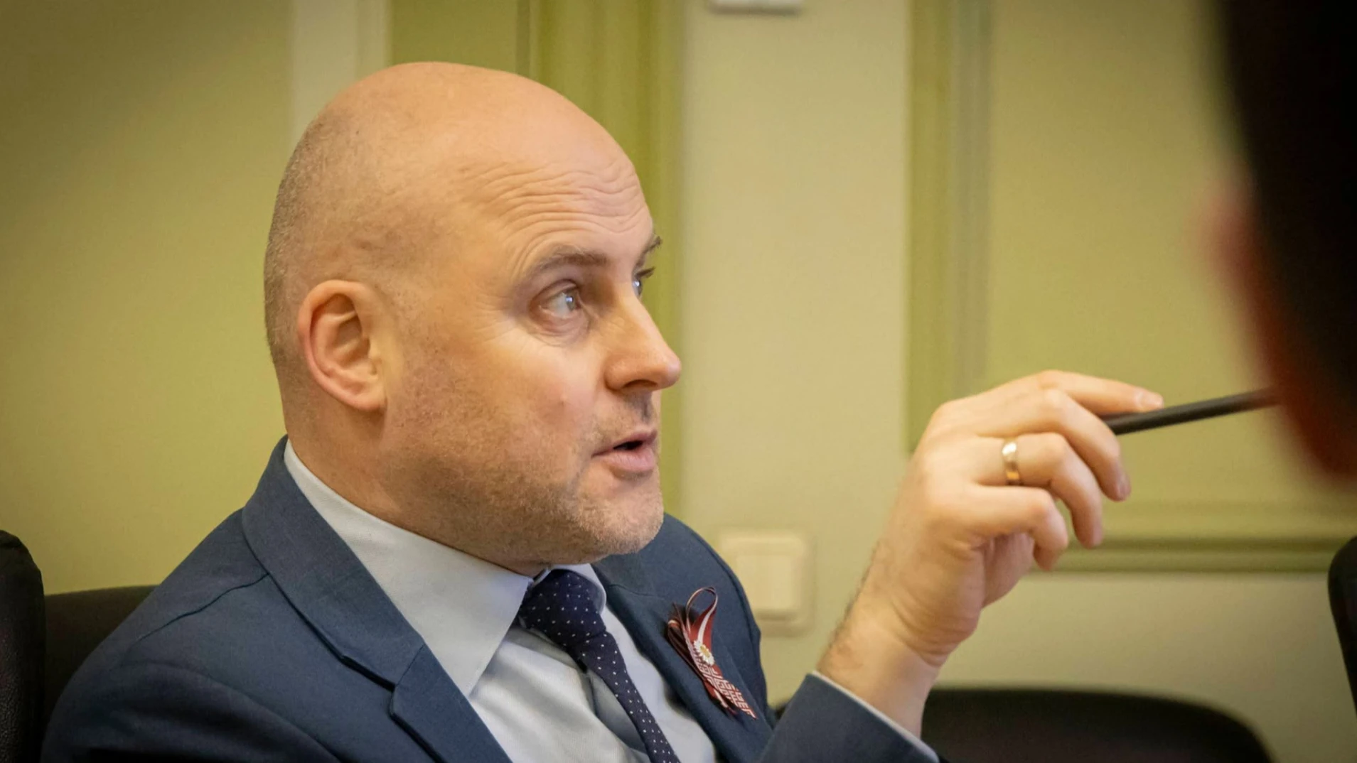 Одне пиво менше на рік: прем’єр Латвії озвучив цифри підтримки України