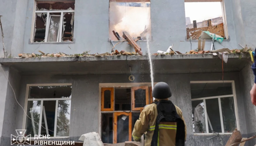 Рятувальники ДСНС у Рівному: 64 фахівці та психологи на місці удару БпЛА