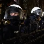 Поліція та протестувальники біля будівлі Конституційного трибуналу у Варшаві