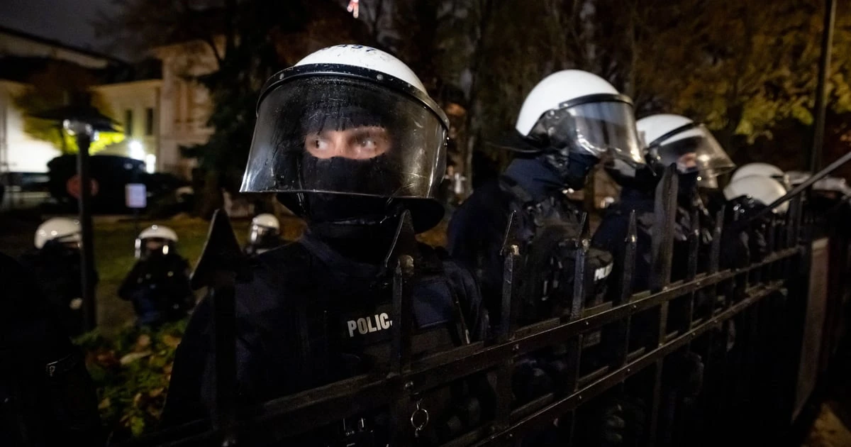 Поліція та протестувальники біля будівлі Конституційного трибуналу у Варшаві